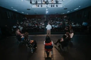 Plateia lotada no Teatro Cacilda Becker durante exibição do documentário 'Apesar De', em São Bernardo