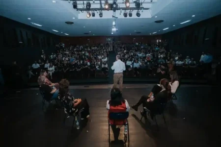 Plateia lotada no Teatro Cacilda Becker durante exibição do documentário 'Apesar De', em São Bernardo