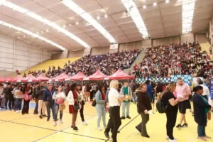 Candidatos entregam currículos em estandes durante o Feirão do Emprego de Mauá, no Ginásio Celso Daniel.