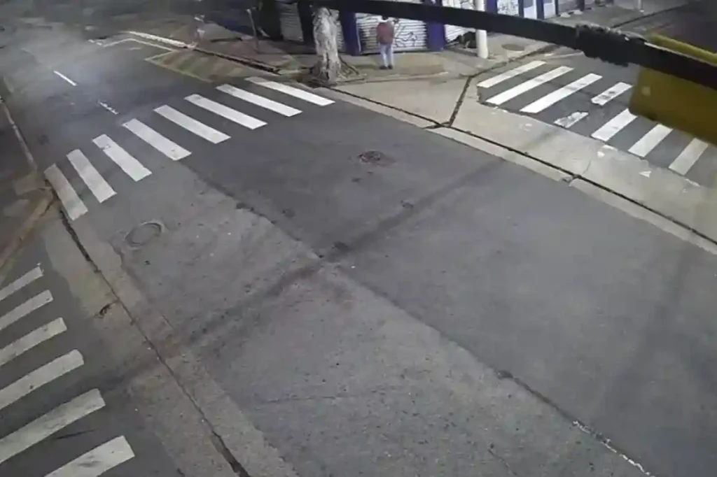 Câmera de segurança registra momento antes da prisão em flagrante de um homem por furto no Centro de São Caetano, realizada pela GCM; imagem mostra o suspeito parado na calçada durante a madrugada.
