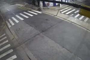 Câmera de segurança registra momento antes da prisão em flagrante de um homem por furto no Centro de São Caetano, realizada pela GCM; imagem mostra o suspeito parado na calçada durante a madrugada.