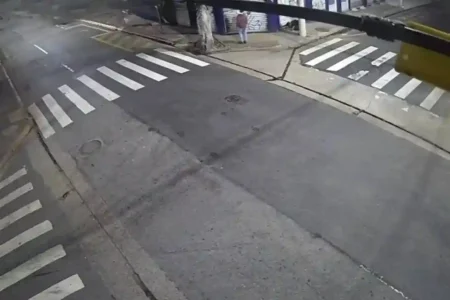 Câmera de segurança registra momento antes da prisão em flagrante de um homem por furto no Centro de São Caetano, realizada pela GCM; imagem mostra o suspeito parado na calçada durante a madrugada.