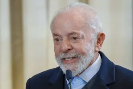 IBGE aponta alta na renda e queda histórica da desigualdade; Lula comemora
