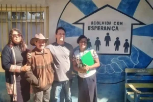 Idoso emocionado reencontra o filho na Casa de Acolhida de Ribeirão Pires após ser localizado pela GCM