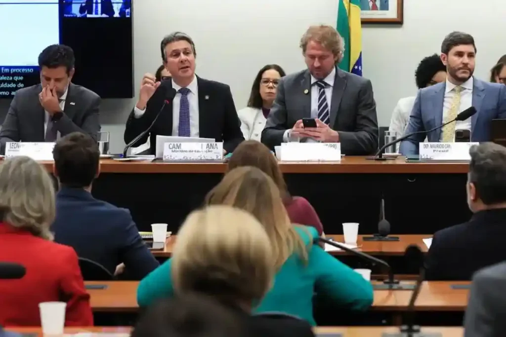 MEC proíbe EAD em medicina, direito e enfermagem para garantir qualidade no ensino superior
