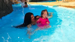 Mãe e filho se divertem em piscina com ondas no Magic City, parque aquático em Suzano, durante promoção especial de Dia das Mães