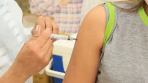 Enfermeira aplica vacina em paciente em Unidade Básica de Saúde de Mauá