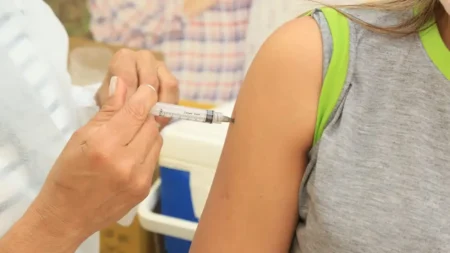 Enfermeira aplica vacina em paciente em Unidade Básica de Saúde de Mauá