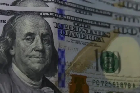 Mercado financeiro tem dia de ajustes após recordes e dólar fecha em alta moderada