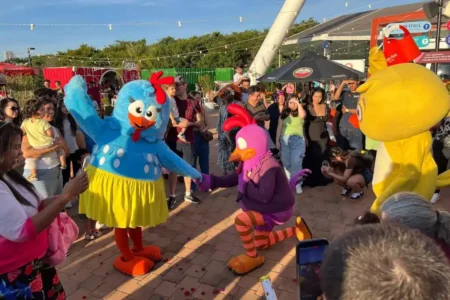 O amor venceu! Galinha Pintadinha e Galo Carijó se reconciliam durante evento em São Paulo