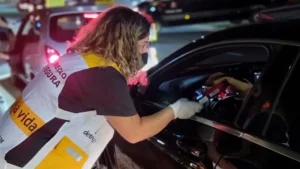 Agente do Detran-SP realiza fiscalização com etilômetro durante operação na Avenida do Taboão, em São Bernardo