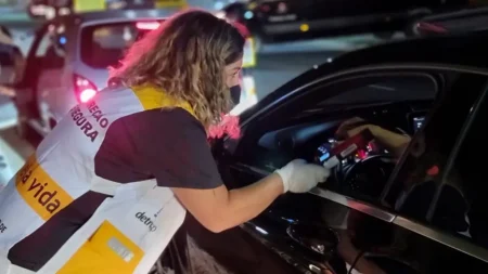 Agente do Detran-SP realiza fiscalização com etilômetro durante operação na Avenida do Taboão, em São Bernardo