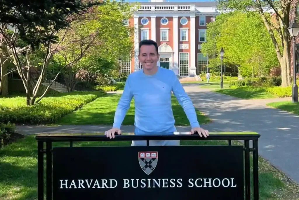 Paulo Serra conclui etapa em Harvard, articula fusão PSDB-Podemos e prepara lançamento de biografia