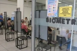 Eleitores aguardam atendimento no cartório da Bela Vista para regularizar título em São Paulo