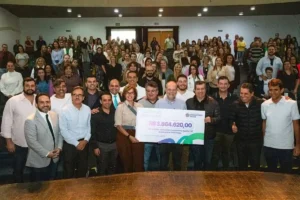 Prefeito de São Caetano entrega recursos do PTRF para representantes das escolas municipais durante evento no Teatro Santos Dumont