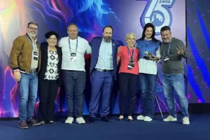 Equipe de vestibulares do Singular com representantes do Sistema Anglo na entrega do Prêmio Leão de Ouro 2025