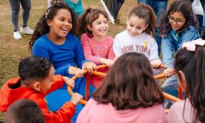 Crianças e famílias participam de atividades recreativas durante o Sabadabadou em São Bernardo do Campo, promovido pela Prefeitura nas praças públicas.