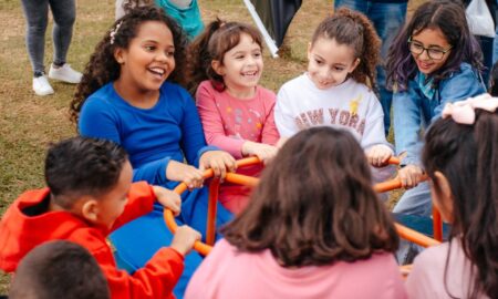 Crianças e famílias participam de atividades recreativas durante o Sabadabadou em São Bernardo do Campo, promovido pela Prefeitura nas praças públicas.