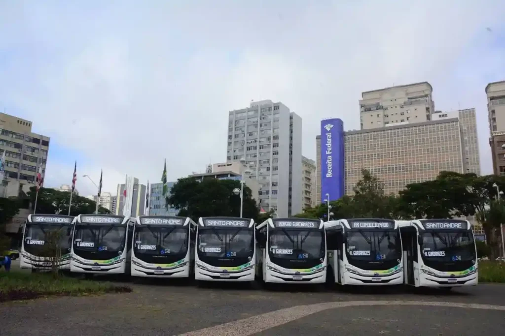 Santo André renova frota e entrega 26 novos ônibus