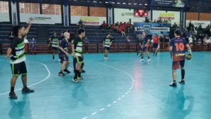 Equipe de handebol cadete de São Bernardo comemora classificação para semifinal da Taça Sudeste no Ginásio Baetão