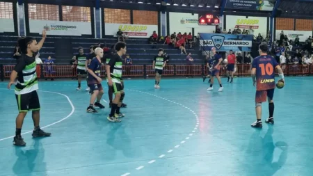 Equipe de handebol cadete de São Bernardo comemora classificação para semifinal da Taça Sudeste no Ginásio Baetão