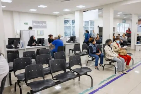 Paciente sendo atendida rapidamente no Hospital Municipal Albert Sabin após novo protocolo em São Caetano do Sul