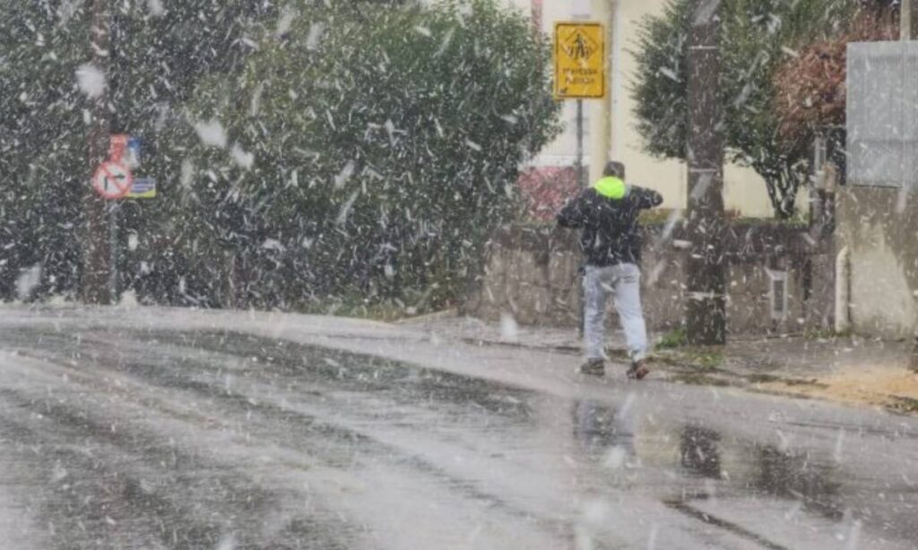 São Joaquim (SC) registra a primeira neve de 2025 na Serra Catarinense e aquece o turismo regional 2 São Joaquim (SC) registra a primeira neve de 2025 na Serra Catarinense e aquece o turismo regional