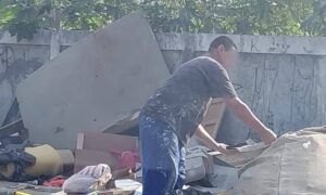 Semasa autua infrator por descarte irregular de resíduos em frente à Estação de Coleta Santo Alberto