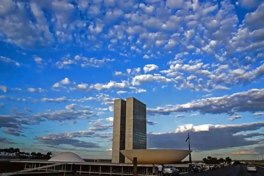 Senado adia votação da PEC que extingue reeleição e amplia mandatos; nova análise será na próxima semana