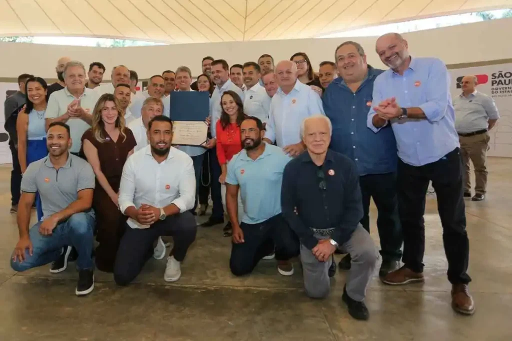 Governo de São Paulo entrega matrículas de 736 imóveis e lança CDHU Móvel em São Bernardo do Campo 1 Cerimônia de entrega de escrituras de apartamentos da CDHU na Vila Ferreira em São Bernardo do Campo.