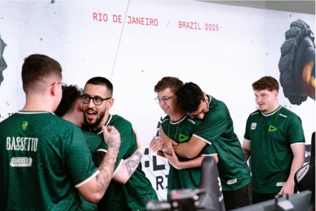 Torcida lota Arena Carioca 1 durante partida de Rainbow Six no torneio RELOAD com equipes brasileiras em destaque