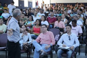 Professora da USP ministra oficina educativa para alunos do ensino médio em escola pública de São Paulo