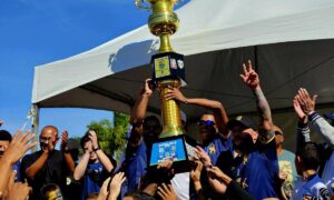 Jogadores do Unidos da Vila Sueli comemoram título inédito do Campeonato Amador de Ribeirão Pires 2025 no Estádio Municipal