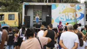 Famílias participam de aula de zumba ao ar livre na Chácara Silvestre durante o projeto Viva SBC em São Bernardo do Campo.