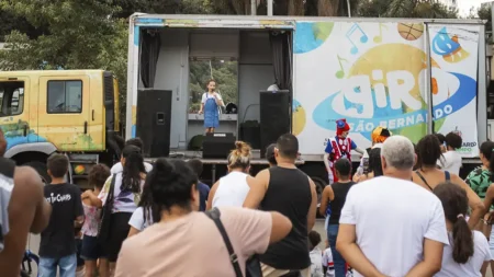 Famílias participam de aula de zumba ao ar livre na Chácara Silvestre durante o projeto Viva SBC em São Bernardo do Campo.