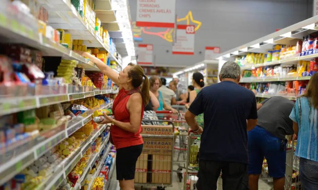 Brasil gera 148,9 mil empregos formais em maio, com destaque para jovens e setor de serviços
