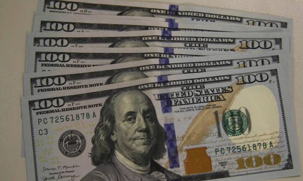 Dólar recua e mercado brasileiro ignora tensões externas; bolsa fecha em leve queda