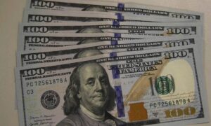 Dólar recua e mercado brasileiro ignora tensões externas; bolsa fecha em leve queda