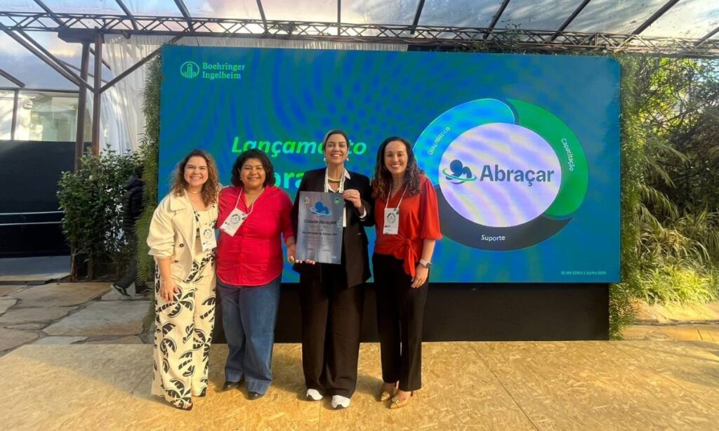Secretária de Saúde de São Bernardo recebe selo Cidade Abraçar em congresso de saúde em Belo Horizonte