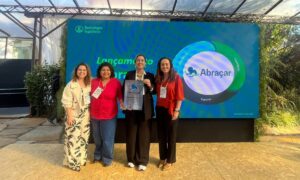 Secretária de Saúde de São Bernardo recebe selo Cidade Abraçar em congresso de saúde em Belo Horizonte