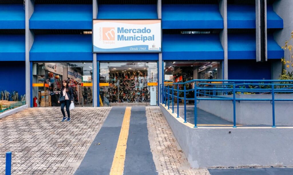 Entrada acessível do Mercado Municipal do Rudge Ramos, com rampa e nova sinalização em São Bernardo