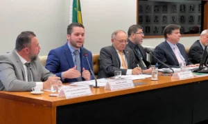 Prefeito Gilvan Ferreira durante audiência pública na Câmara sobre precatórios, representando Santo André e a FNP