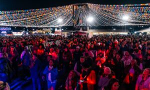 Público lota o Paço Municipal de São Bernardo durante o Arraiá do Paço 2025 com shows e comidas típicas.