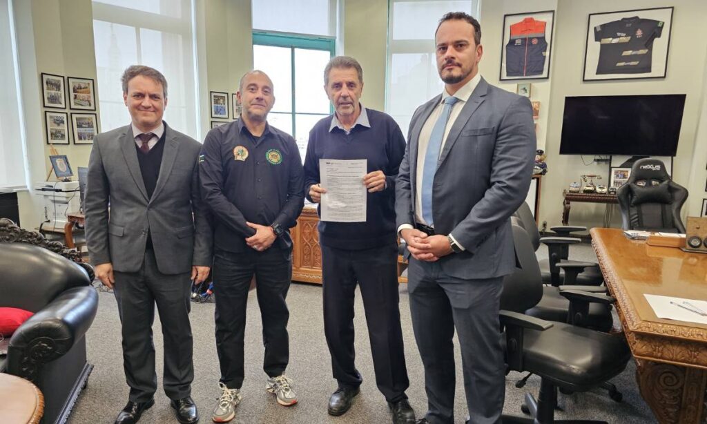 Prefeito Guto Volpi durante reunião na Secretaria de Segurança de SP para discutir a criação da Delegacia da Mulher em Ribeirão Pires