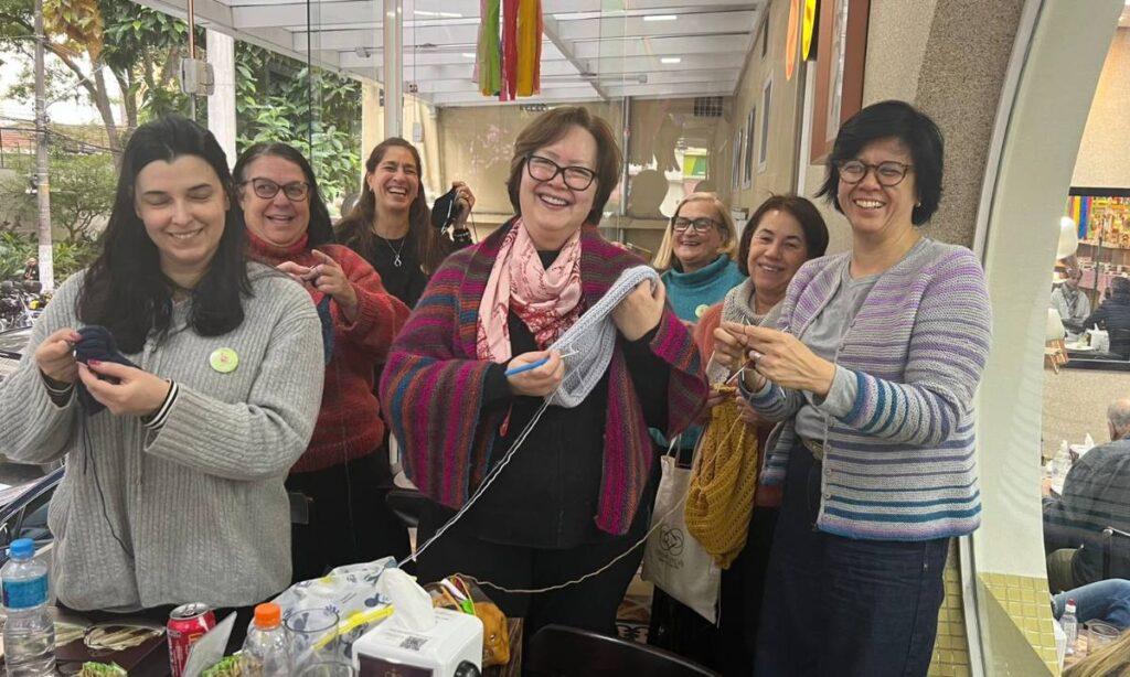 Movimento mundial que celebra o tricô ocupa espaços públicos até o dia 22