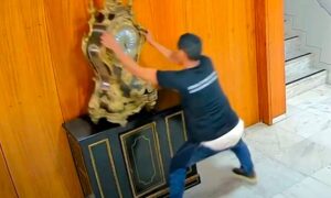 Justiça de Minas libera homem condenado por destruir relógio histórico nos atos de 8 de janeiro