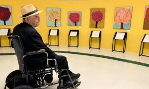 Exposição “Osmar Santos: Do Rádio às Telas” no Museu da Inclusão em São Paulo com obras táteis para acessibilidade de pessoas com deficiência visual.