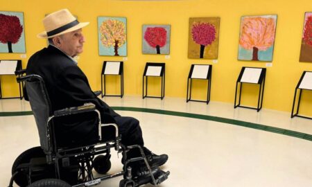 Exposição “Osmar Santos: Do Rádio às Telas” no Museu da Inclusão em São Paulo com obras táteis para acessibilidade de pessoas com deficiência visual.