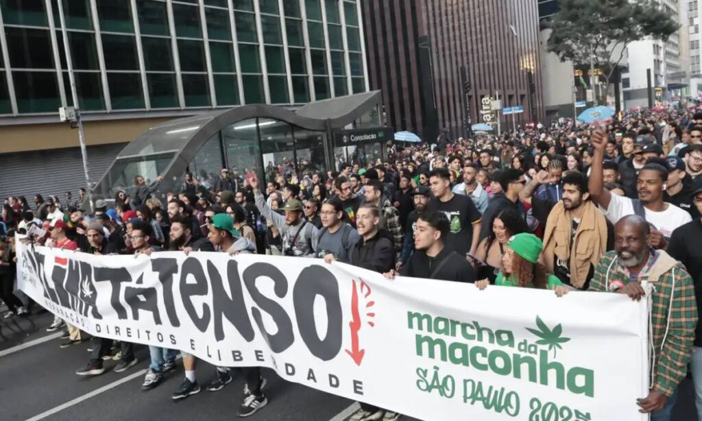 "O Clima Tá Tenso": marcha reúne milhares em defesa da legalização da cannabis no Brasil