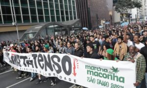 "O Clima Tá Tenso": marcha reúne milhares em defesa da legalização da cannabis no Brasil